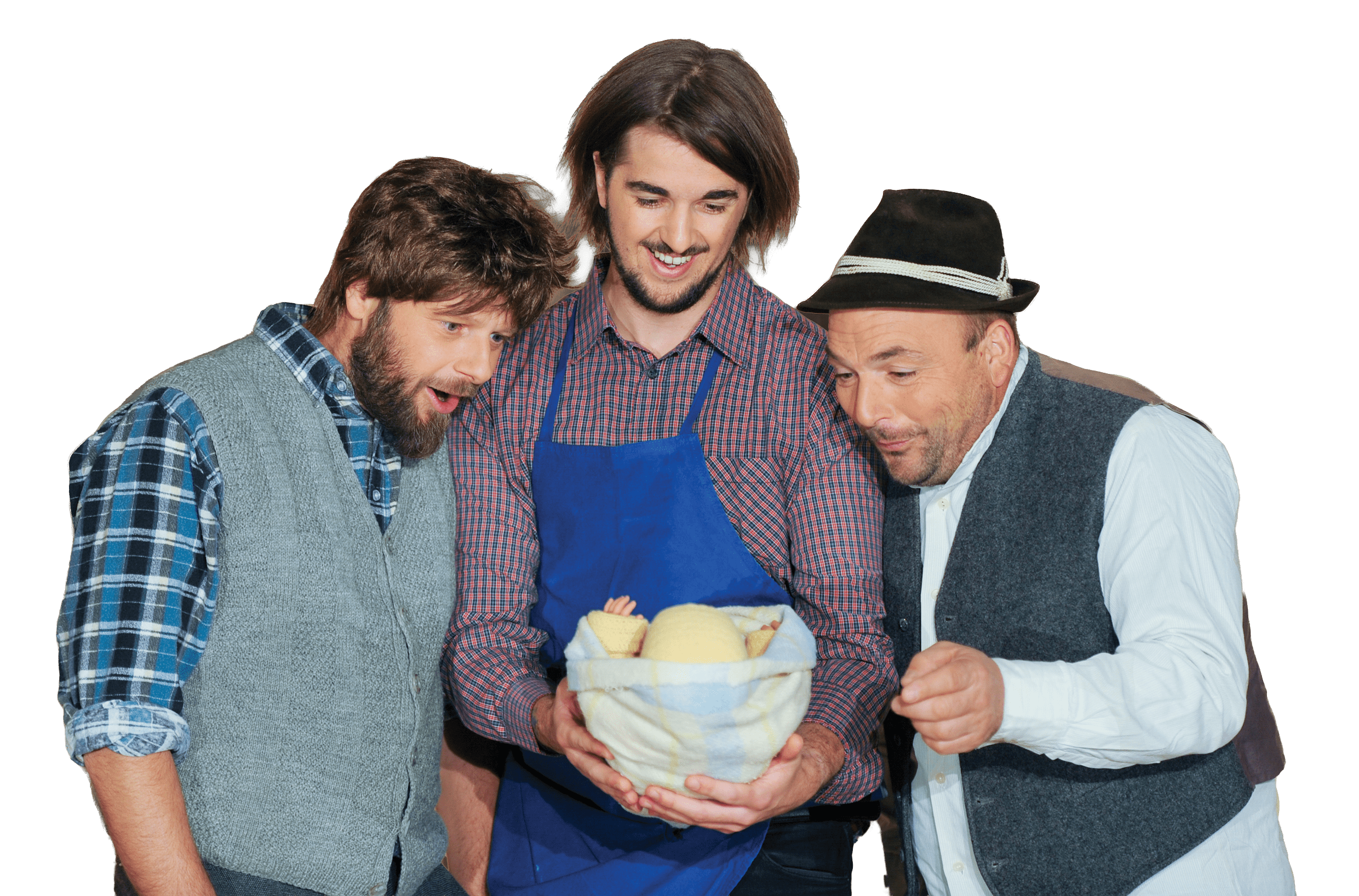 Drei Bauern aus dem Lustspiel Die Drei Eisbären staunen lächelnd über ein Baby, das sie im Arm halten.